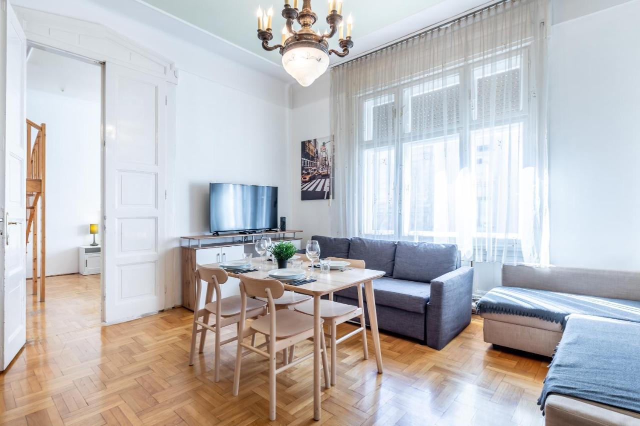 Huge Apartment In The City Center Budapest Eksteriør billede