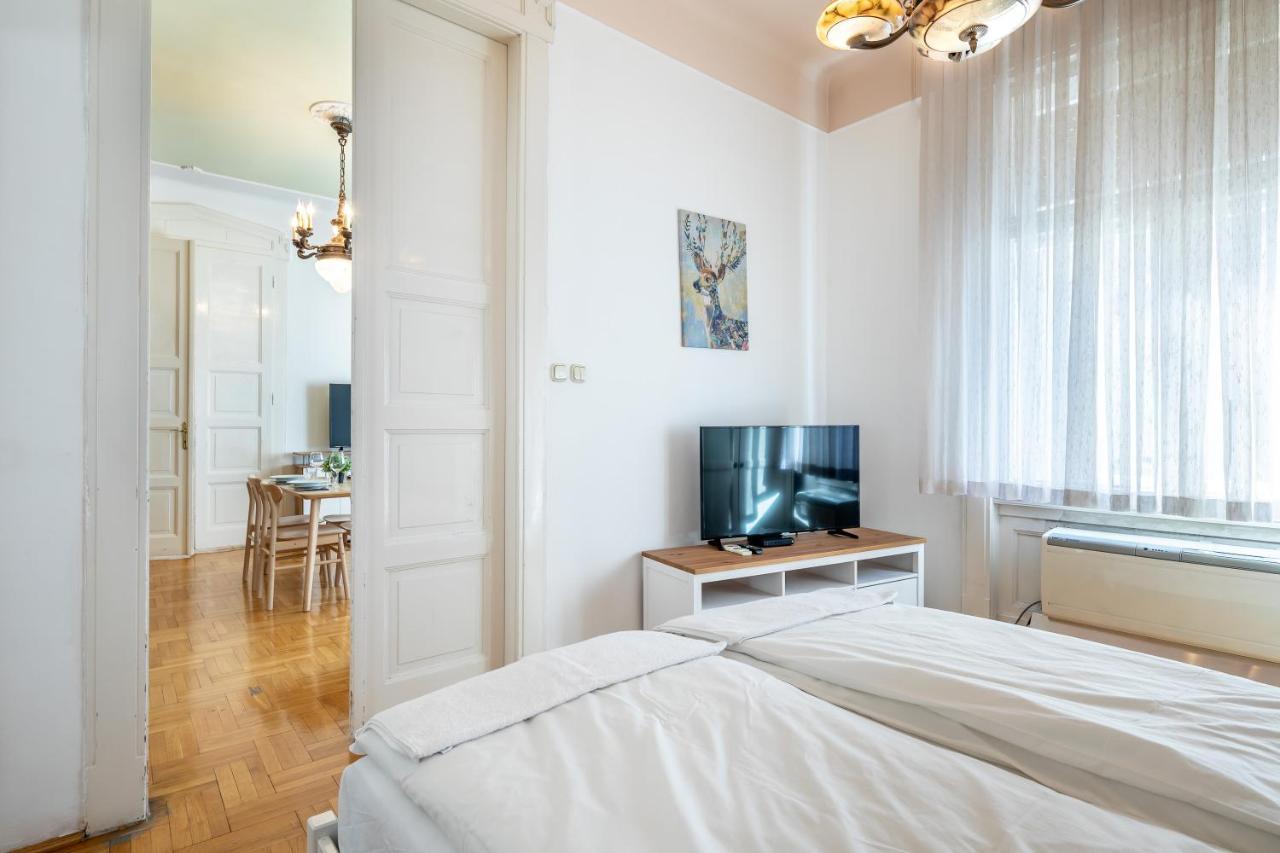 Huge Apartment In The City Center Budapest Eksteriør billede