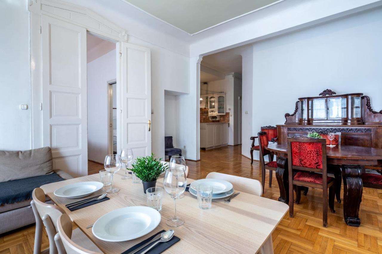 Huge Apartment In The City Center Budapest Eksteriør billede