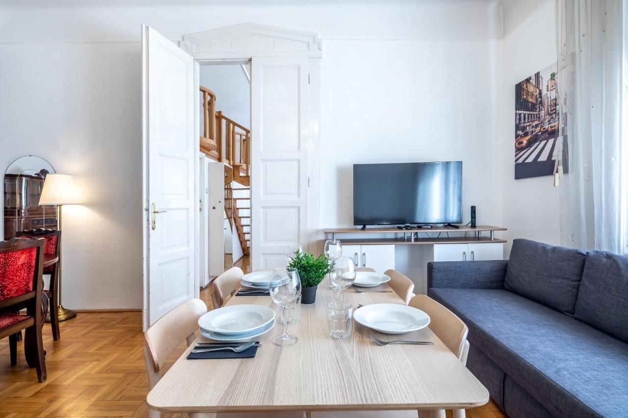 Huge Apartment In The City Center Budapest Eksteriør billede