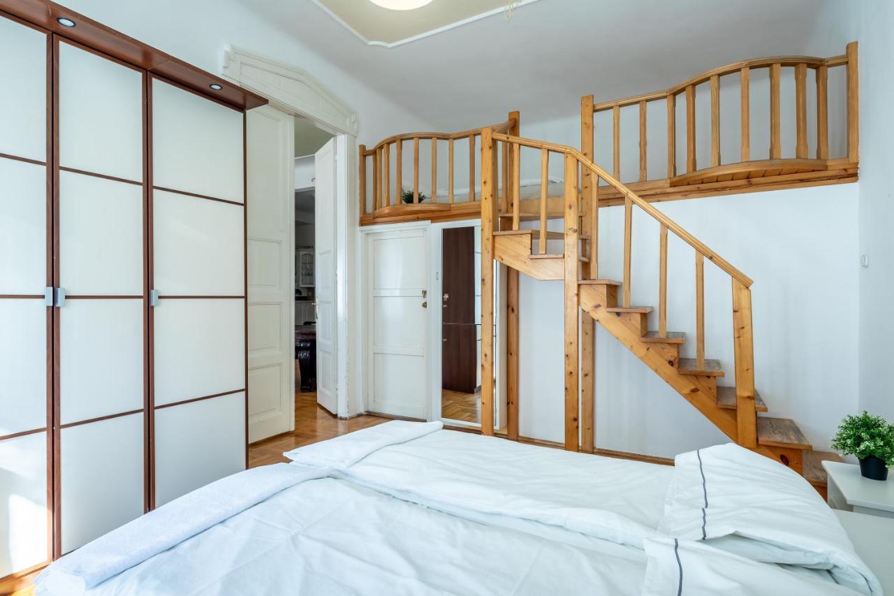Huge Apartment In The City Center Budapest Eksteriør billede